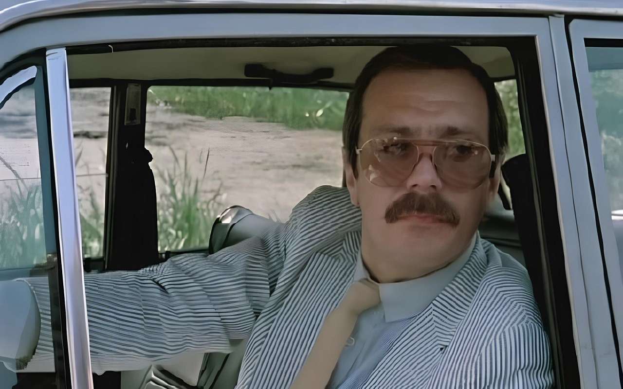 В фильме 1982 года «Инспектор ГАИ» отрицательный персонаж – директор автосервиса в исполнении Никиты Михалкова – вальяжно разъезжает как раз на ВАЗ-21013 (хорошо виден шильдик). Было ли это круто? Возможно, герой не хотел излишне выпендриваться, разъезжая, скажем, на Волге. Впрочем, еще он знал, что для ВАЗ-21013 характерно использование импортных деталей. В ней могли применяться югославские АКБ «Трепча», а также венгерский трамблер.