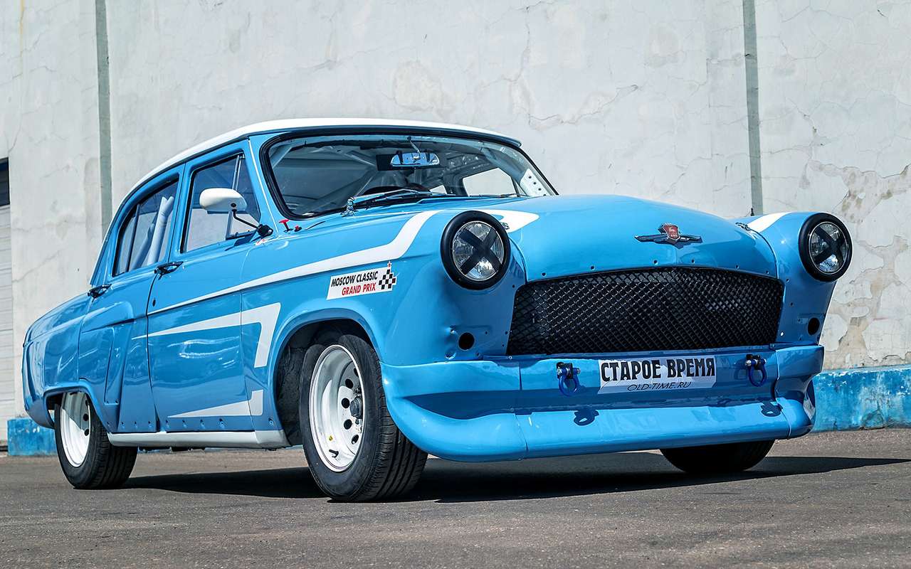 Бамперами, молдингами, накладками и оригинальной решеткой радиатора пришлось пожертвовать. Зато сохранилась родная эмблема.