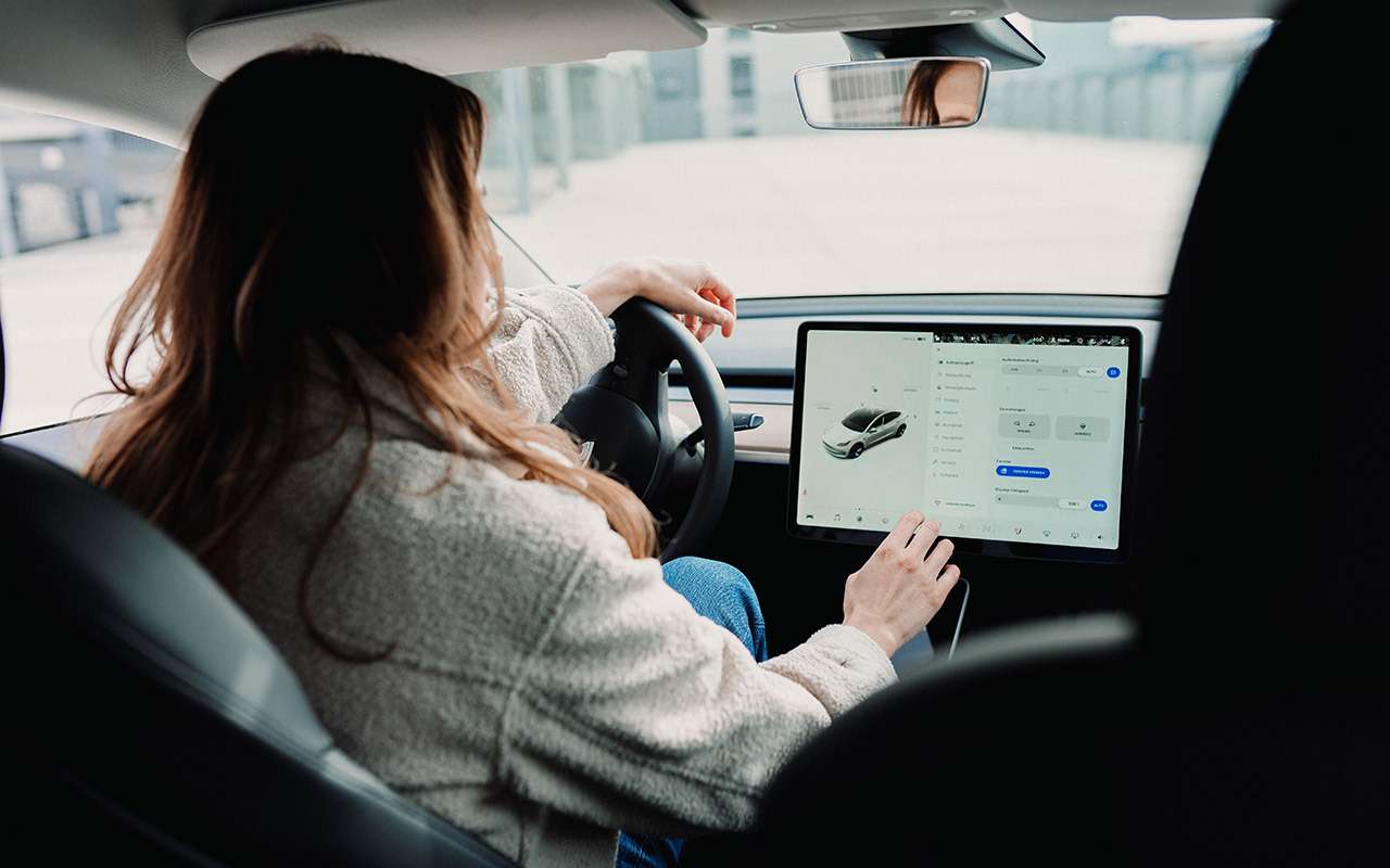 Женщина за рулем Tesla