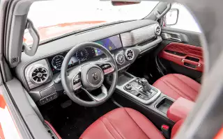 Из явных новшеств – бордовая кожа и более толстый руль, у которого пиктограммы на серебристых кнопках нечитаемы.