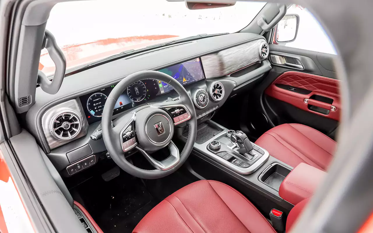 Из явных новшеств – бордовая кожа и более толстый руль, у которого пиктограммы на серебристых кнопках нечитаемы.