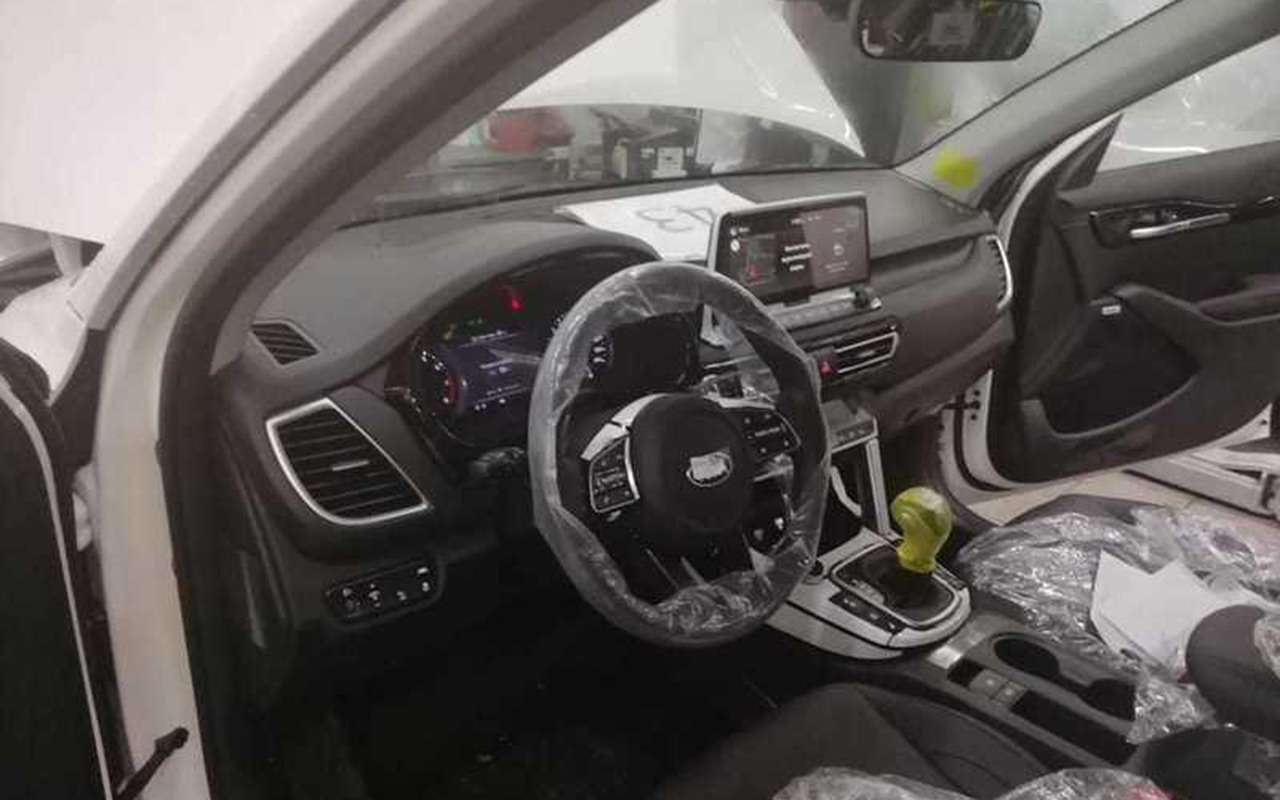 Первые фото салона российской версии Kia Seltos