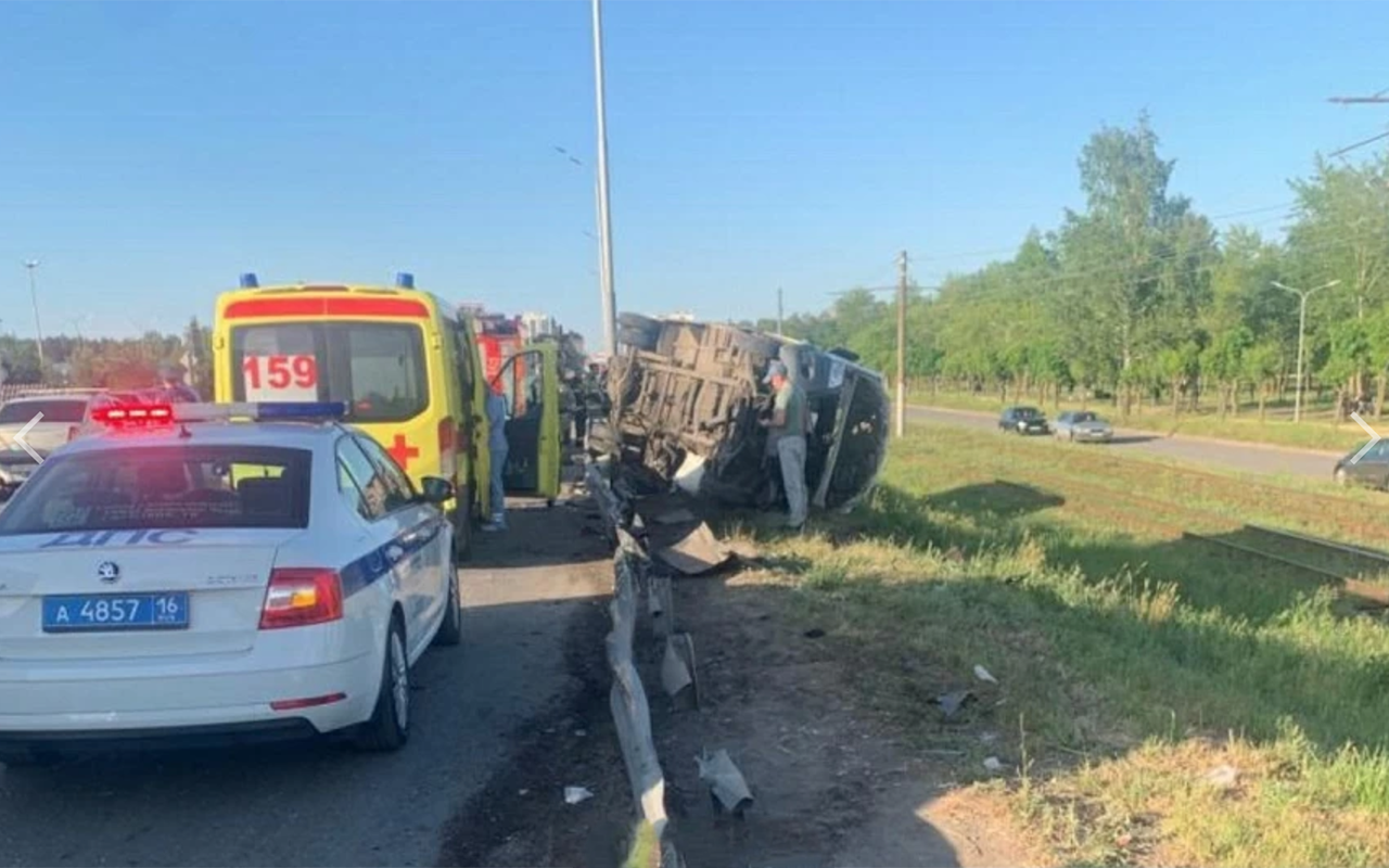 В Набережных Челнах грузовик столкнулся с автобусом