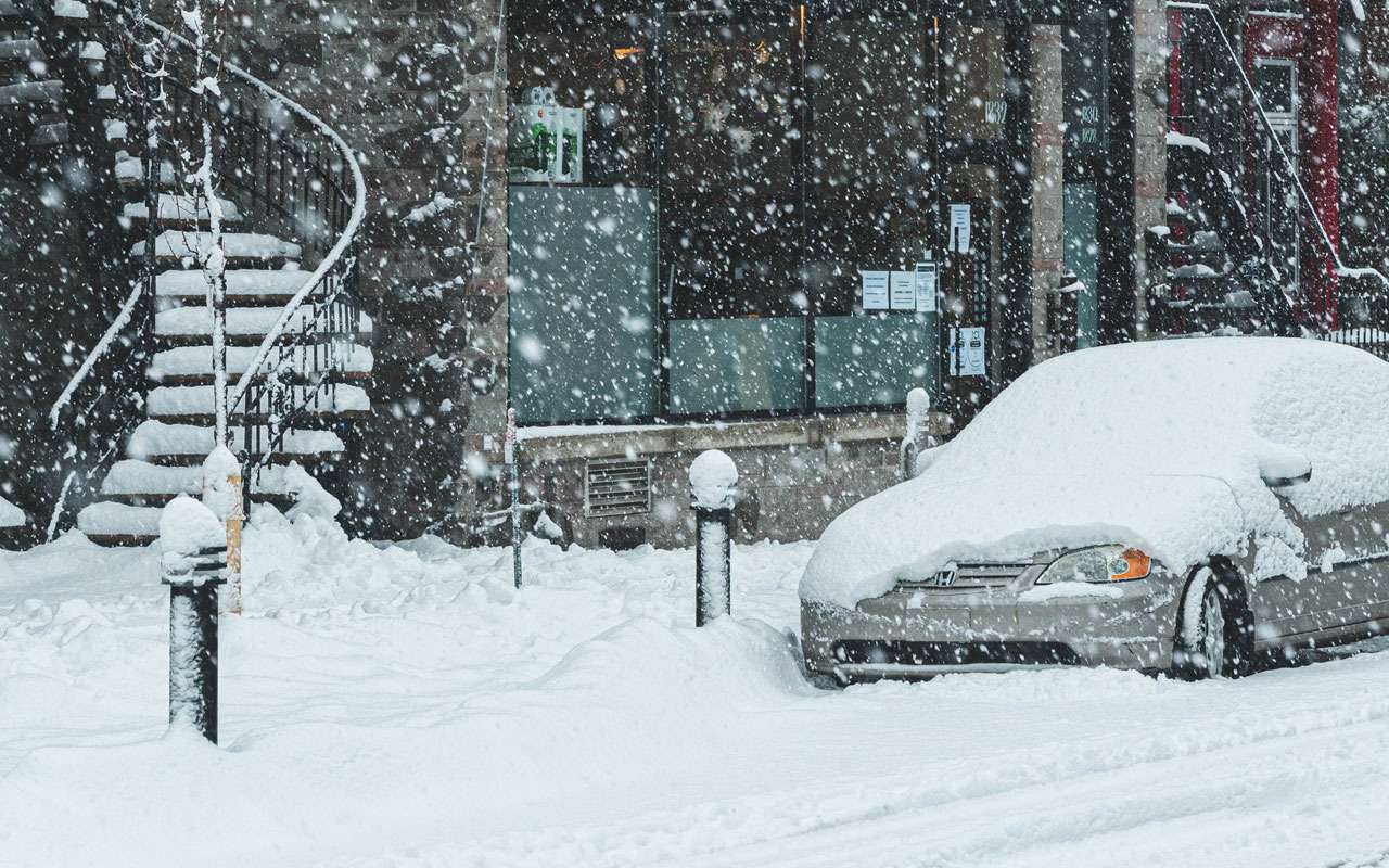 Выкапывайте быстрее! Машина в сугробе портится