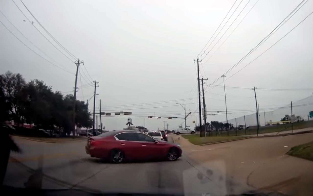 Like a boss: водитель Infiniti не растерялся в аварийной ситуации