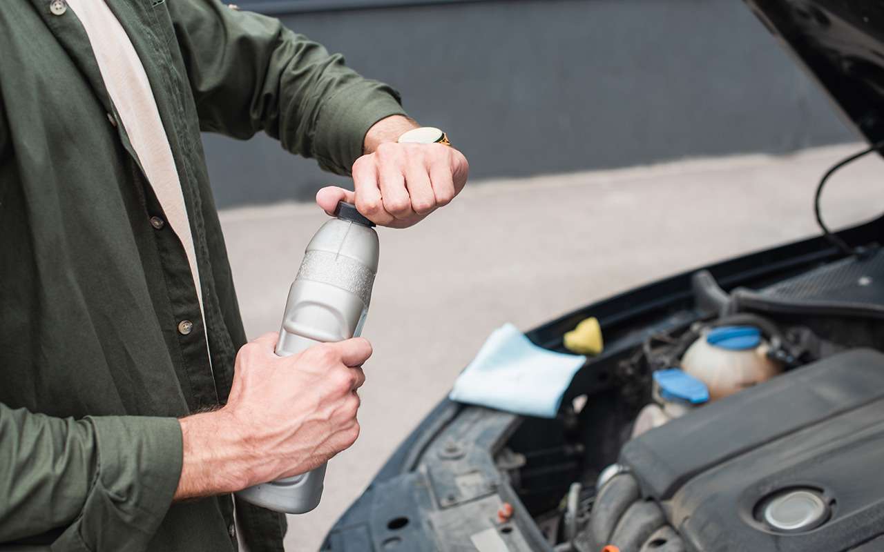 Сосед рассказал, как избавиться от масложора: залить в двигатель...