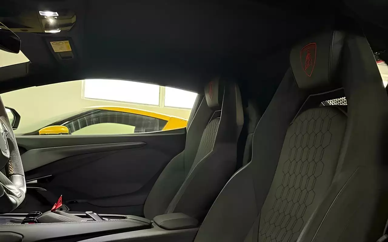 Интерьер Lamborghini Revuelto