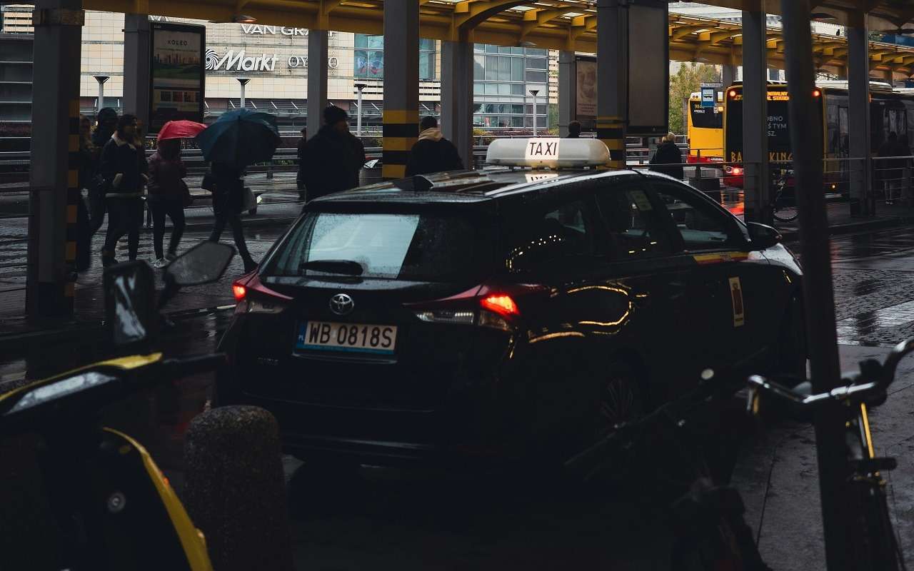 Таксисты не выдержали равнодушия властей и устроили пикет в центре города