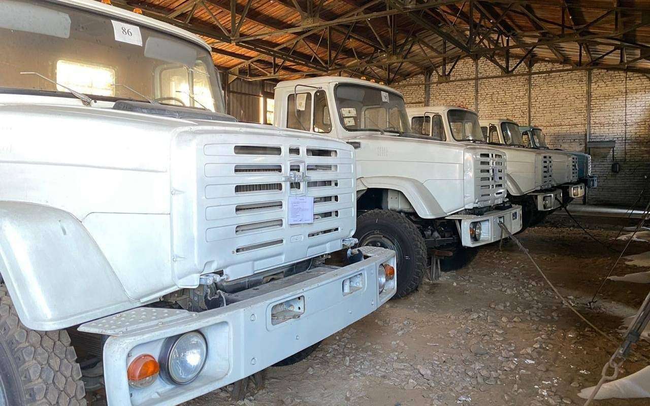 Найдена стоянка с новыми грузовиками ЗИЛ
