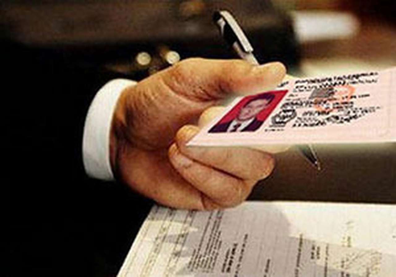 В Воронежской области сотрудник ГИБДД выдавал права несуществующим лицам