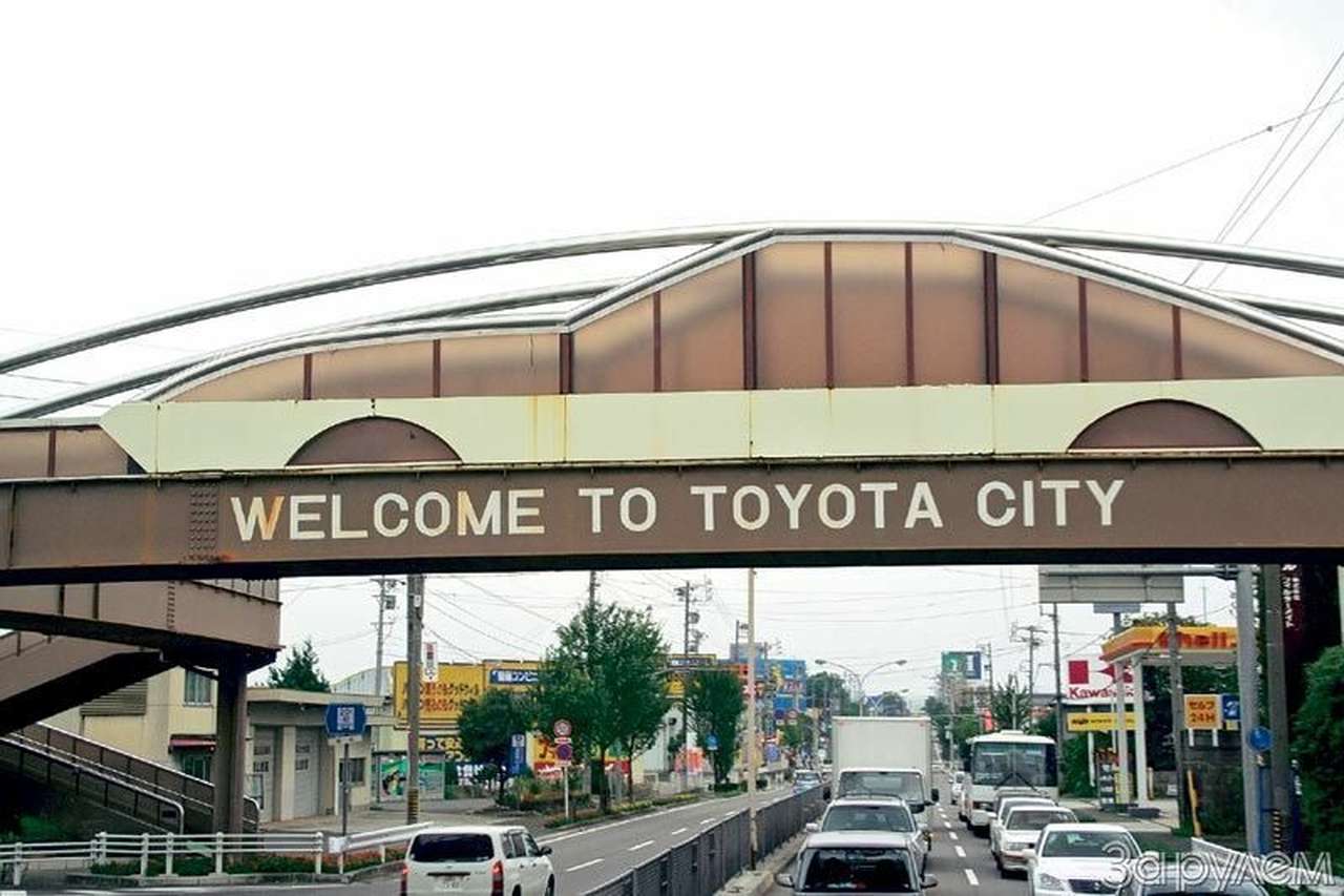В Тойота-Сити расположены десять из двенадцати японских заводов «Тойоты», а 70% из 400-тысячного населения города связано с производством автомобилей этой марки.  
