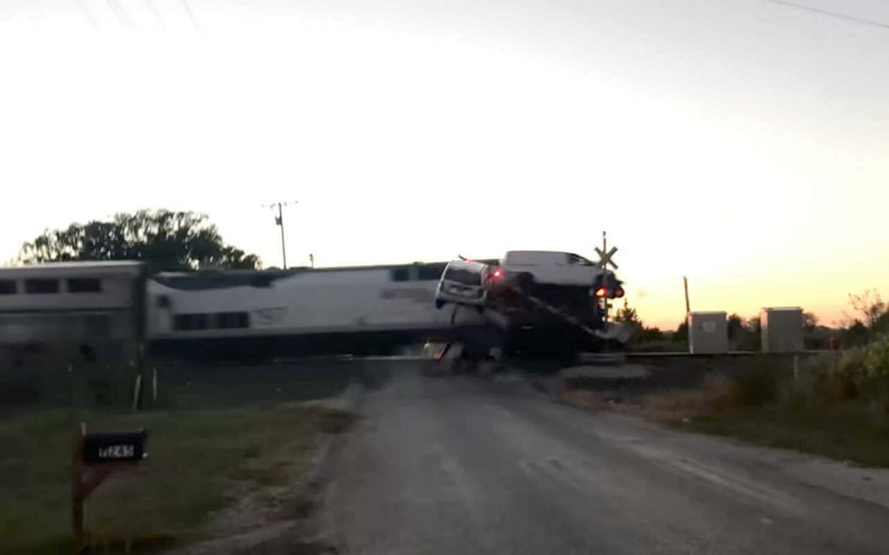 Поезд протаранил автовоз — видео разлетающихся машин