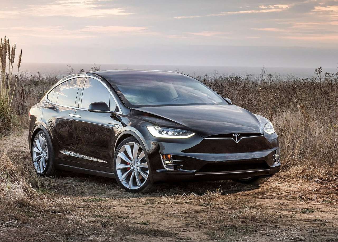 Китайские проделки: Daimler разобрал арендованную Теслу в поисках идей