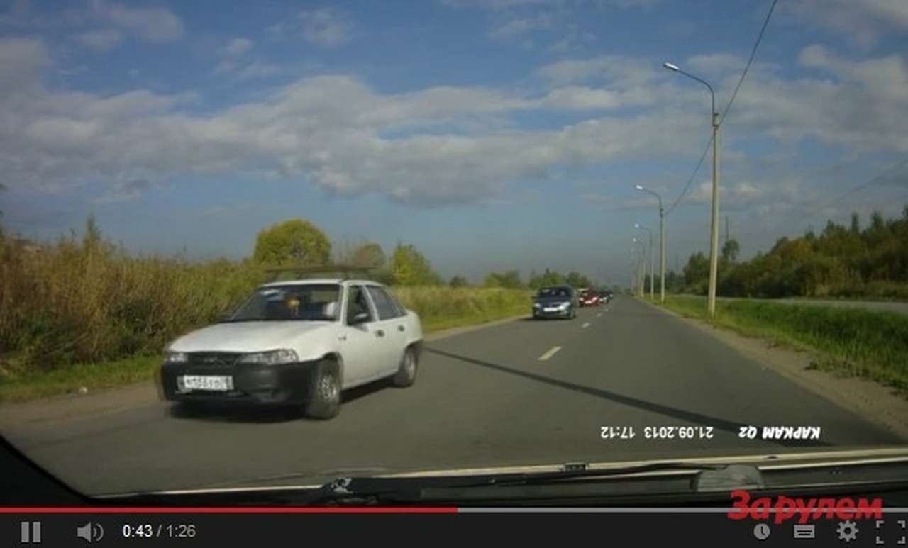 Детский кортеж из пяти автомобилей «рассекал» по улице Ленобласти