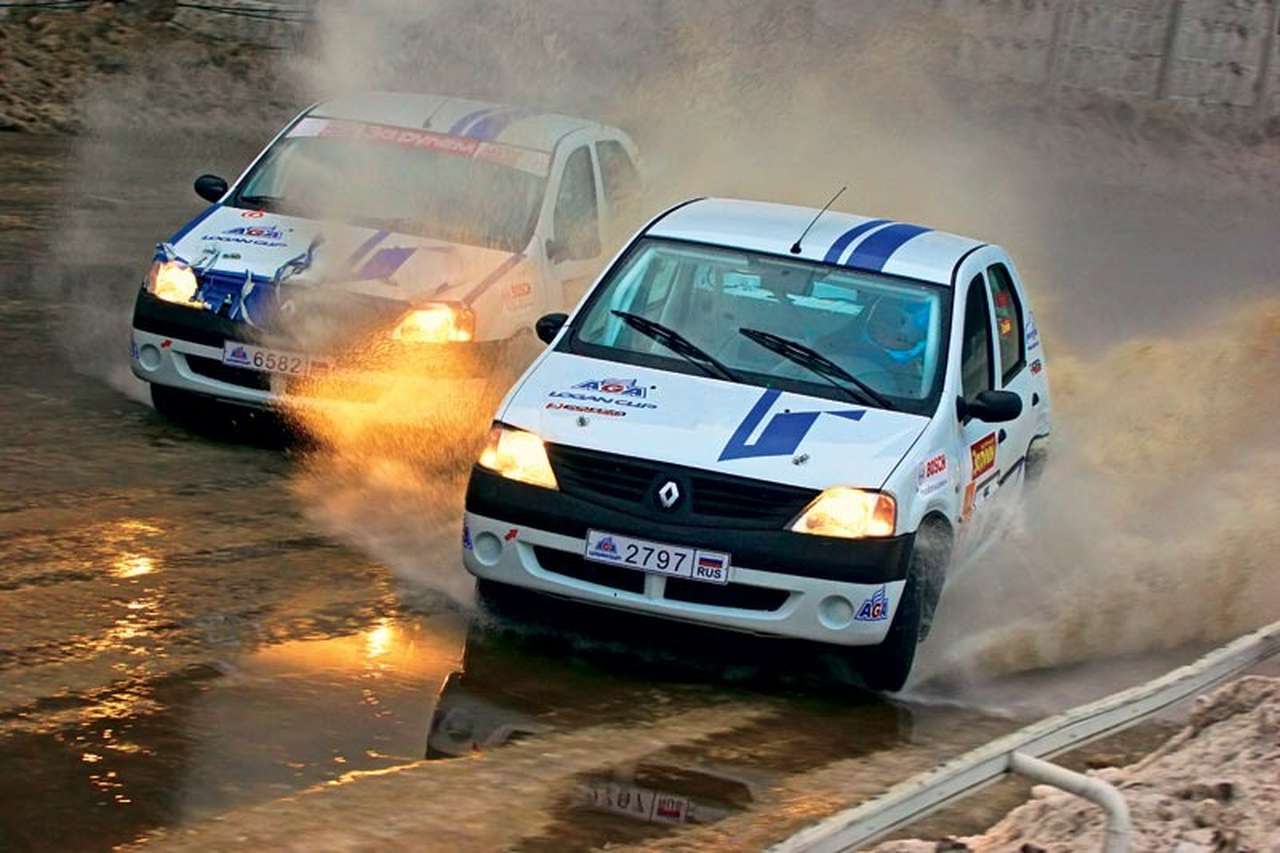 Кульминация «Гонки звезд «За рулем». Дополнительный заезд за первое место – заслуженный мастер спорта Сергей Успенский (слева) и мастер спорта международного класса Алексей Васильев.