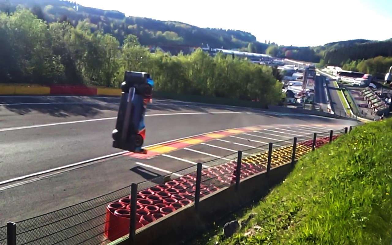 Грандиозное сальто российского гонщика на скорости 300 км/ч — видео