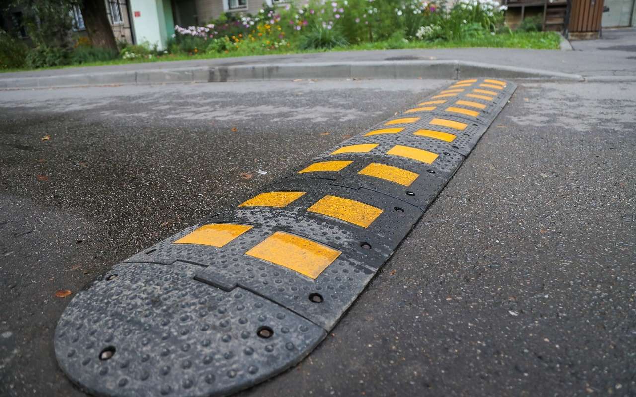 Характерный звук при проезде «лежачего полицейского» укажет на проблему в автомобиле