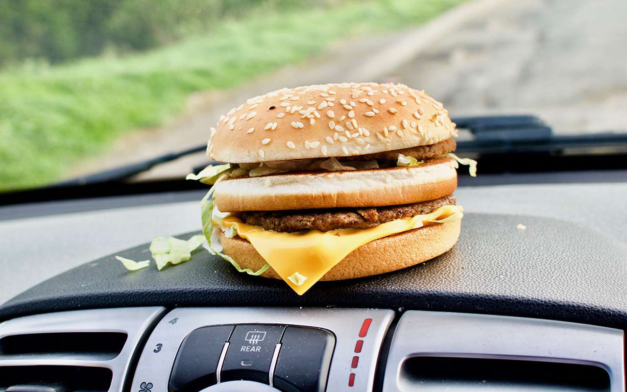8 вкусных штук, которые опасно есть (и пить) за рулем