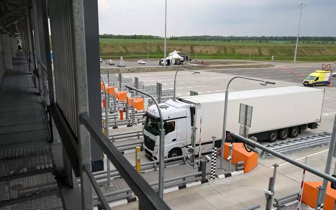 Плату за проезд грузовиков по региональным дорогам хотят ввести в РФ