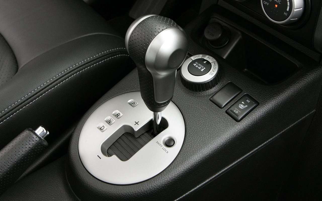 Селектор Nissan X-Trail T31. И рядом кнопка разблокировки с надписью Shift Lock. Нажимаем, и трансмиссия разблокирована.