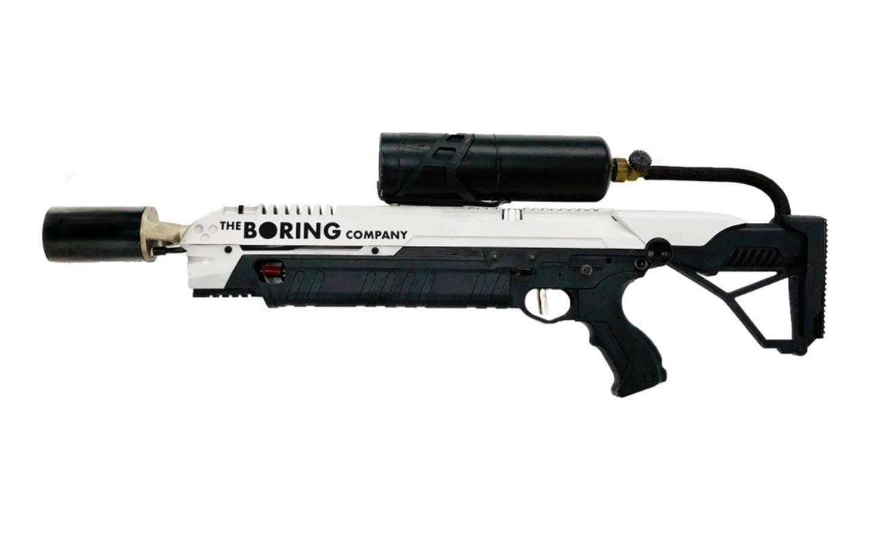 Глава Теслы начал принимать заказы на огнемет