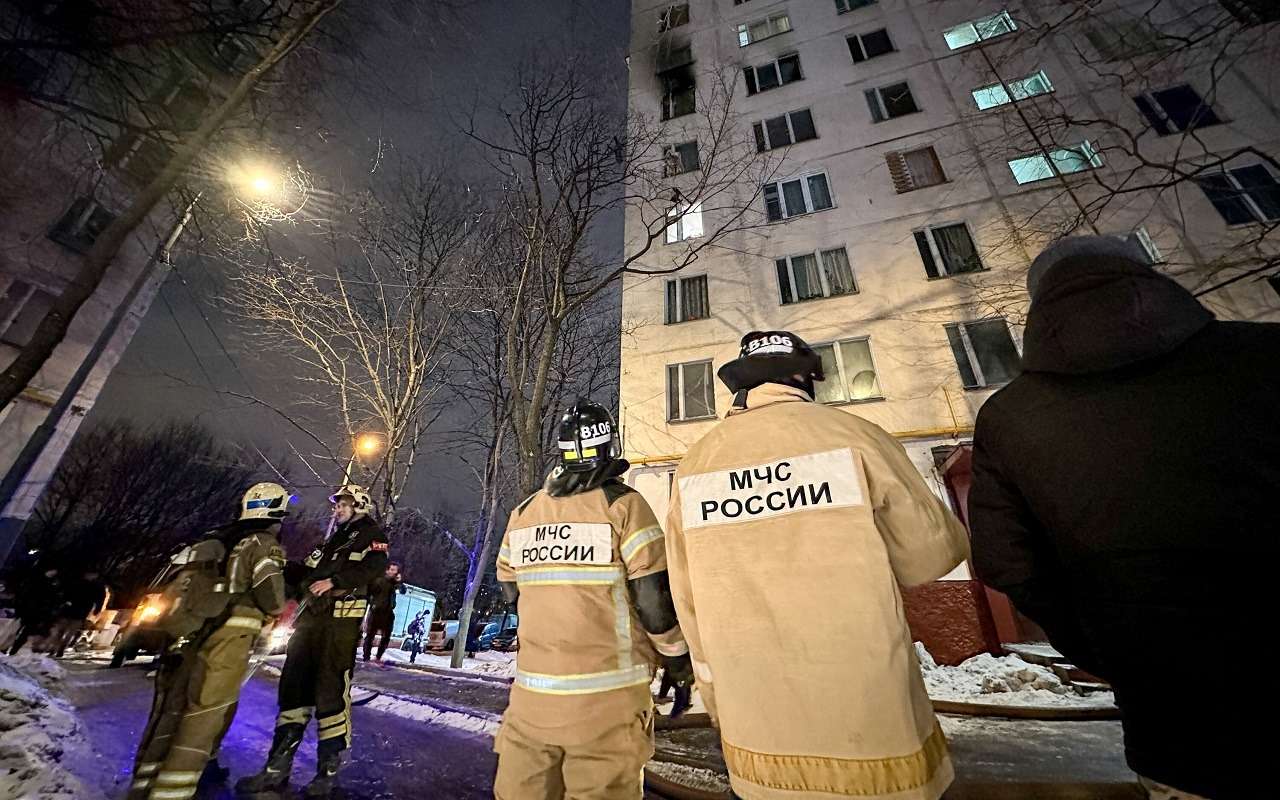 Пожарным МЧС потребовалось чуть больше часа на тушение пожара в Петербурге