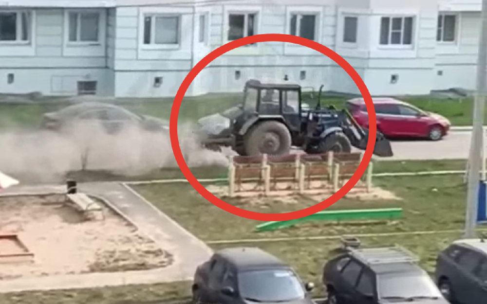 Ничего себе убрался: трактор закидал припаркованные машины мусором (видео)