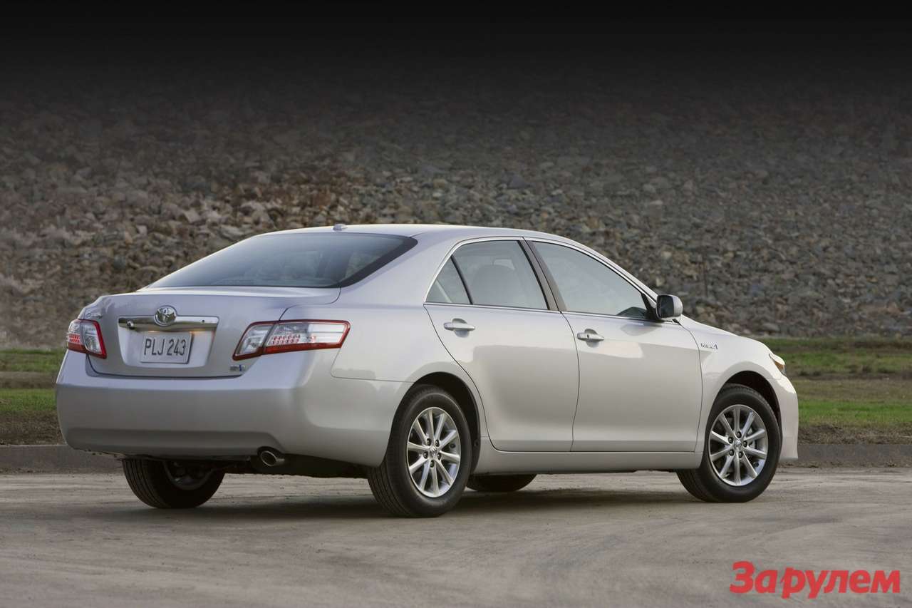 Новое поколение Toyota Camry появится осенью