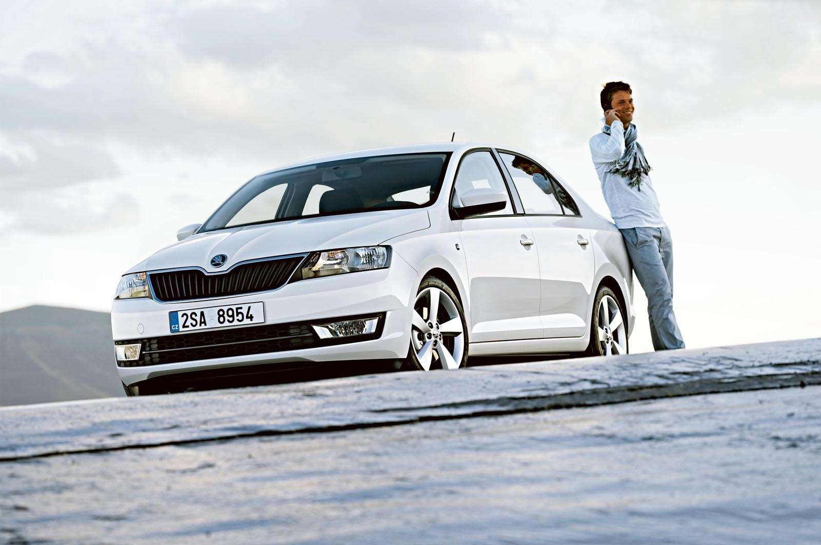 Автомобиль шкода рапид фото Покупаем Skoda Rapid: убежать от себя