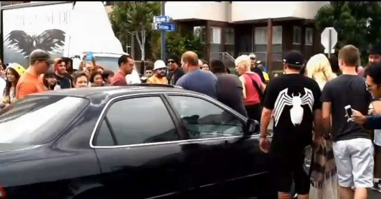 Водитель сбил пешеходов, пытаясь уехать от зомби