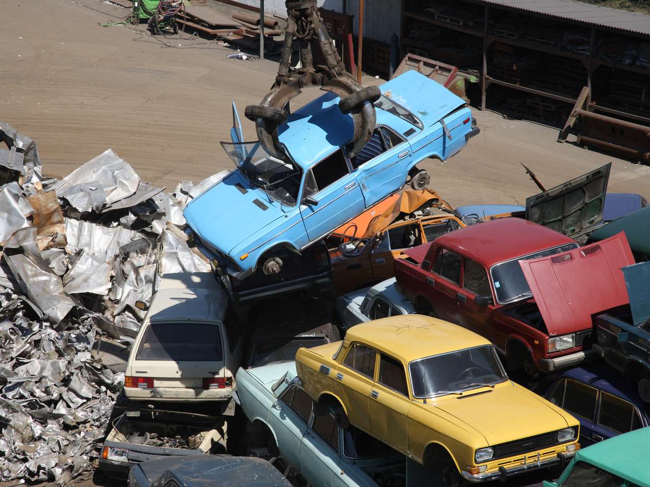 На «честную» утилизацию попадает не более 50% старых автомобилей