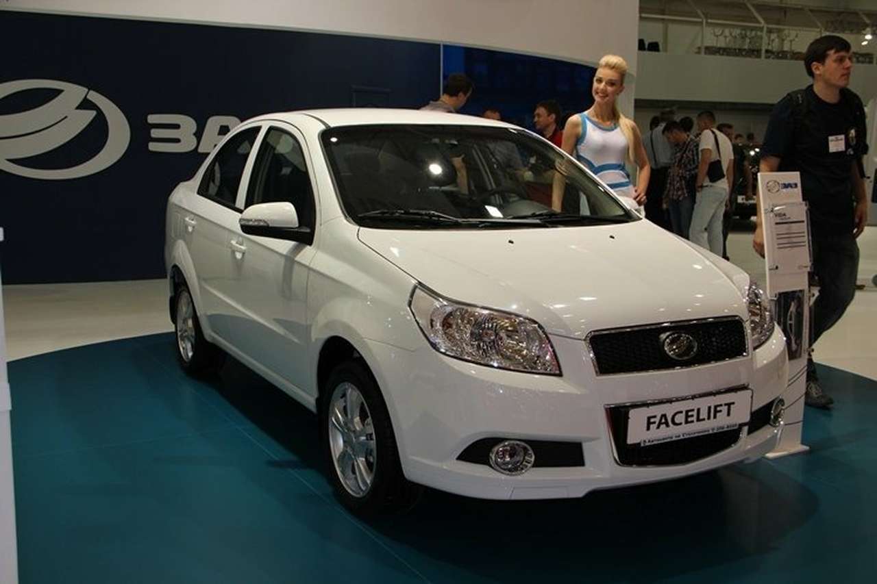 Новое «лицо» украинского седана впервые мелькнуло еще на прошлогоднем Московском автосалоне. А в эти дни на киевской выставке SIA'2013 заявлено: кроме последствий «пластической операции» и «тюнингованного» названия (в него добавили Facelift), машина получает важные внутренние изменения.