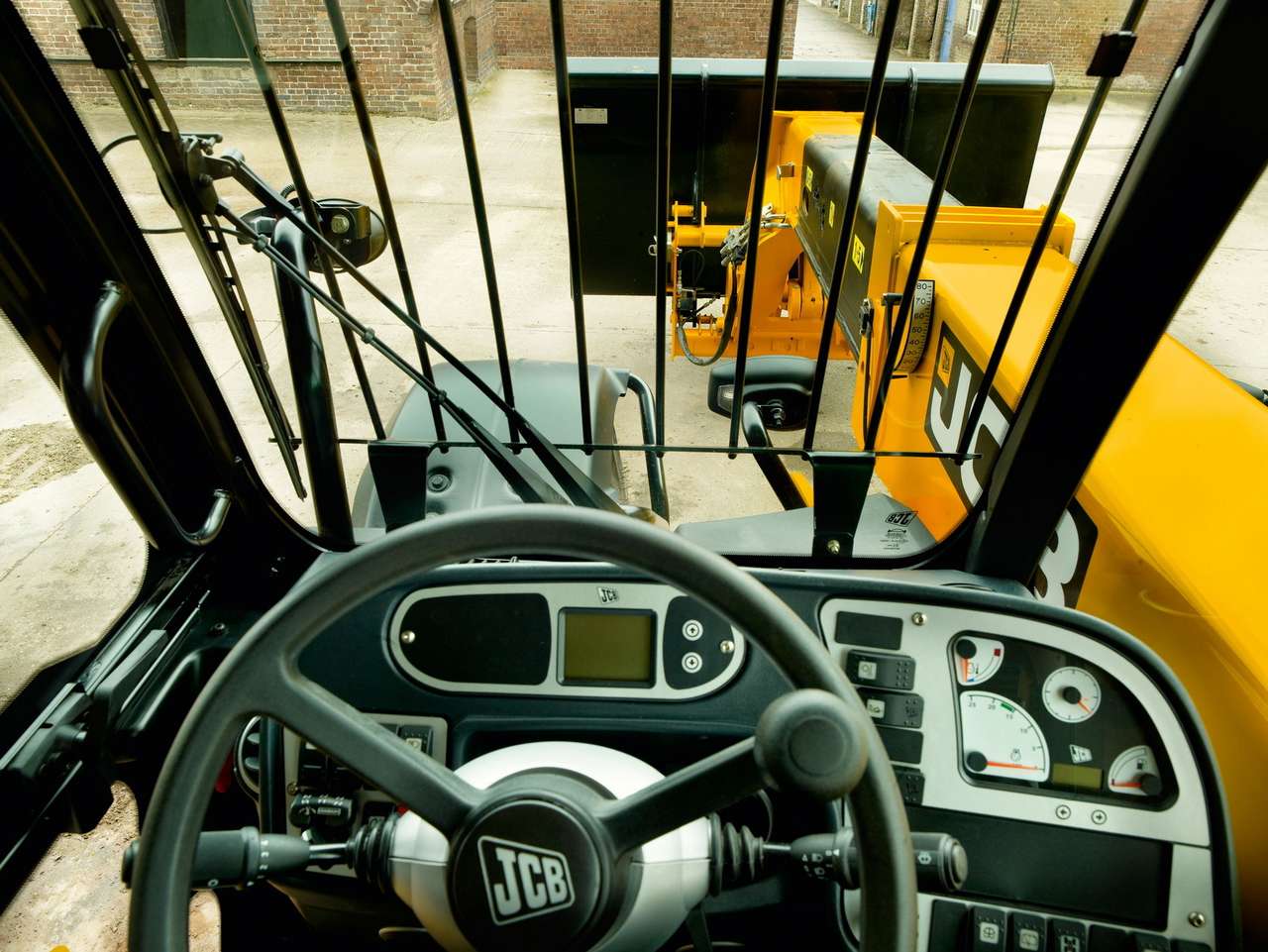 Экскаватор JCВ-3СX за 3,5 млн руб. похитили угонщики в медицинских масках 