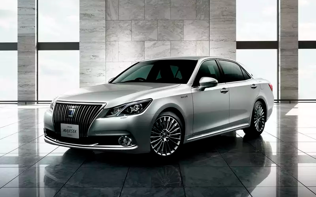 В Россию завезли новую Toyota Crown