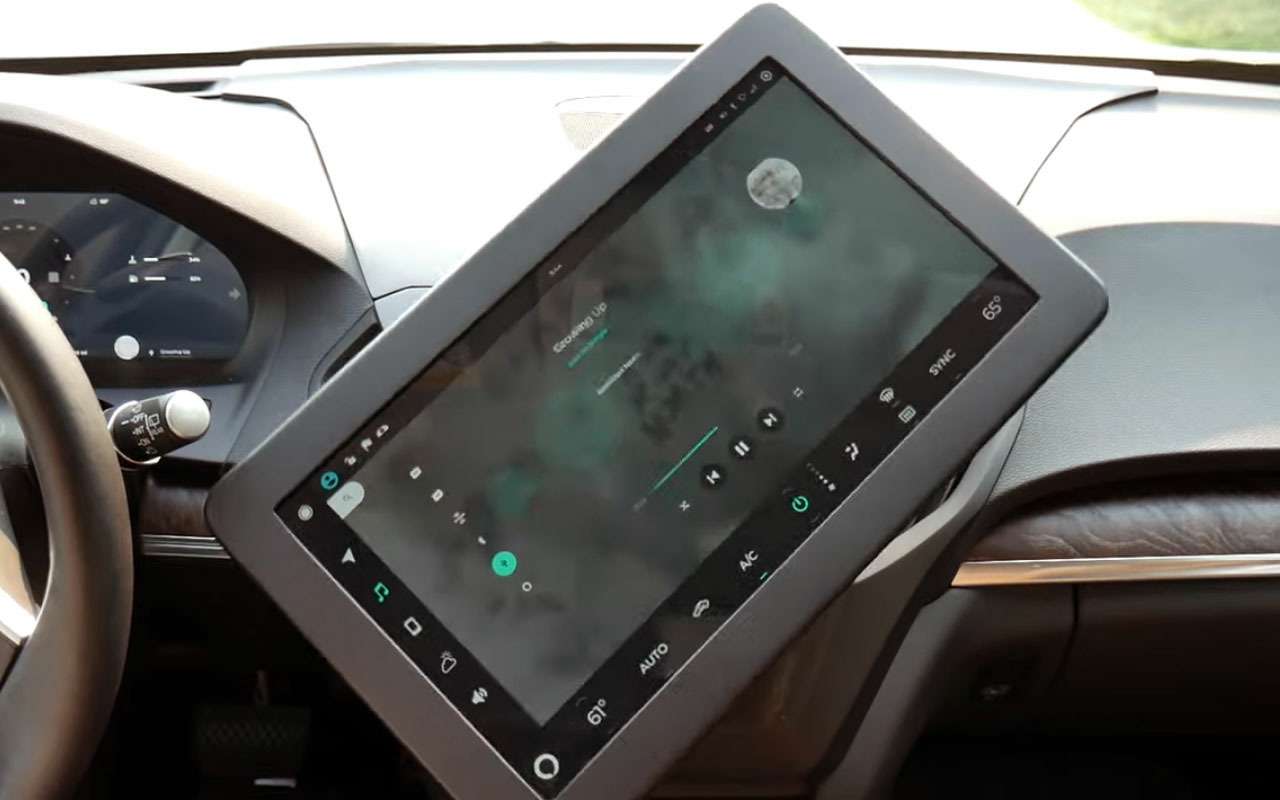 Появились вращающиеся экраны мультимедиа