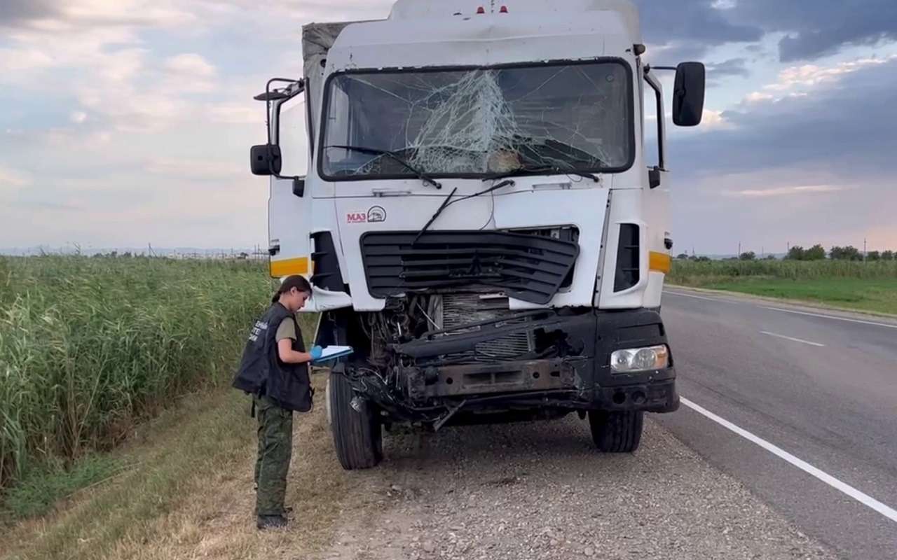 Легковушку зажало между грузовиками: авария с пятью жертвами произошла на Кубани