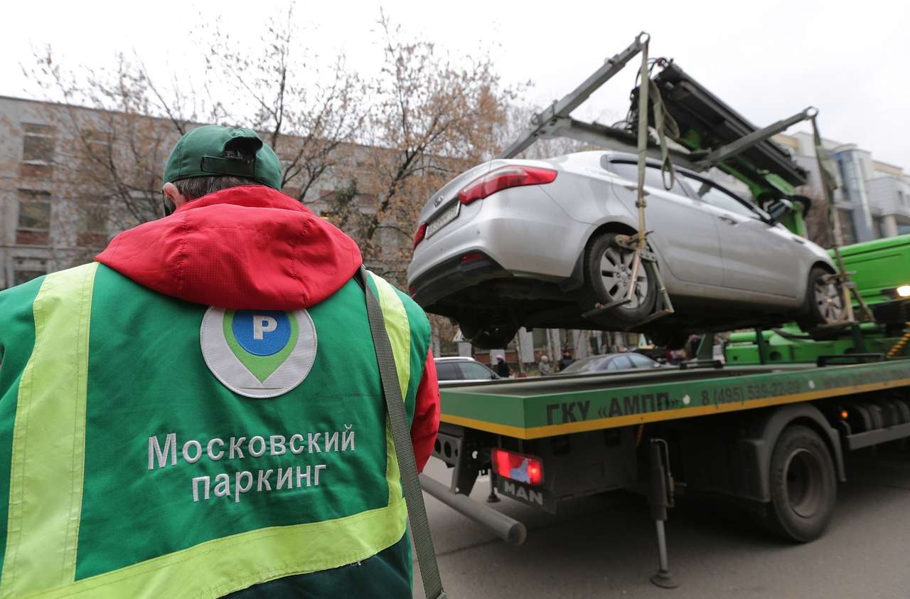 В Москве парковочных инспекторов отправят на курсы вежливости