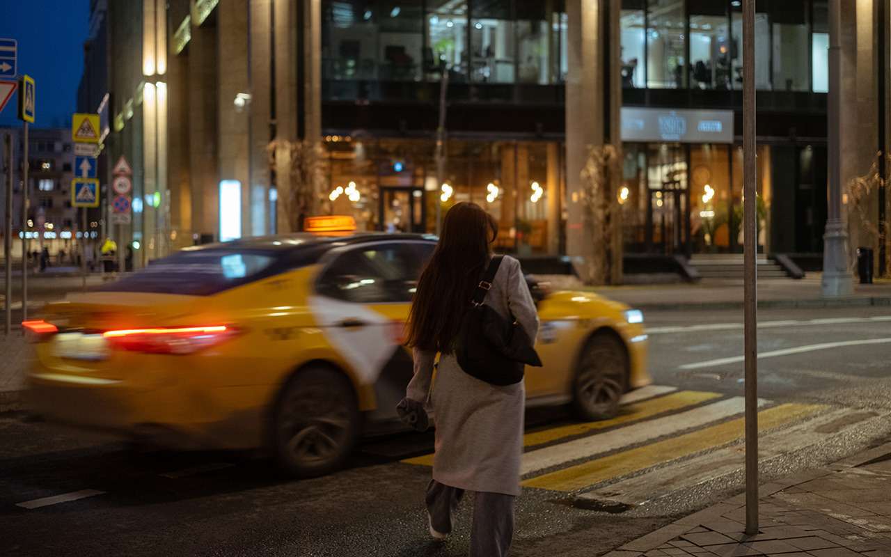 Дефицит водителей и машин: блогер-таксист объяснил причину роста цен на перевозки