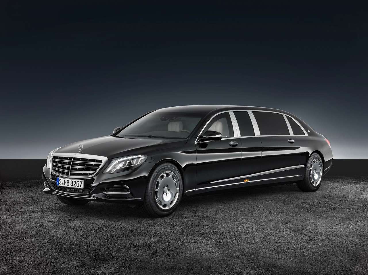 Бронетанковая дивизия Штутгарта: Mercedes-Maybach S600 Pullman не боится пуль