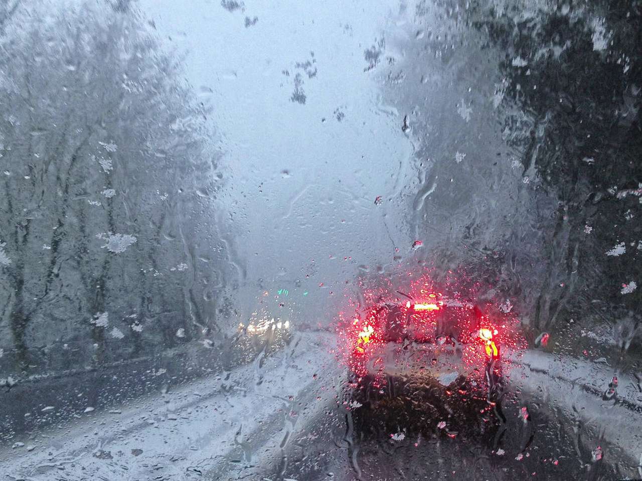 Снегопад, обрушившийся на Европу, добрался до Москвы