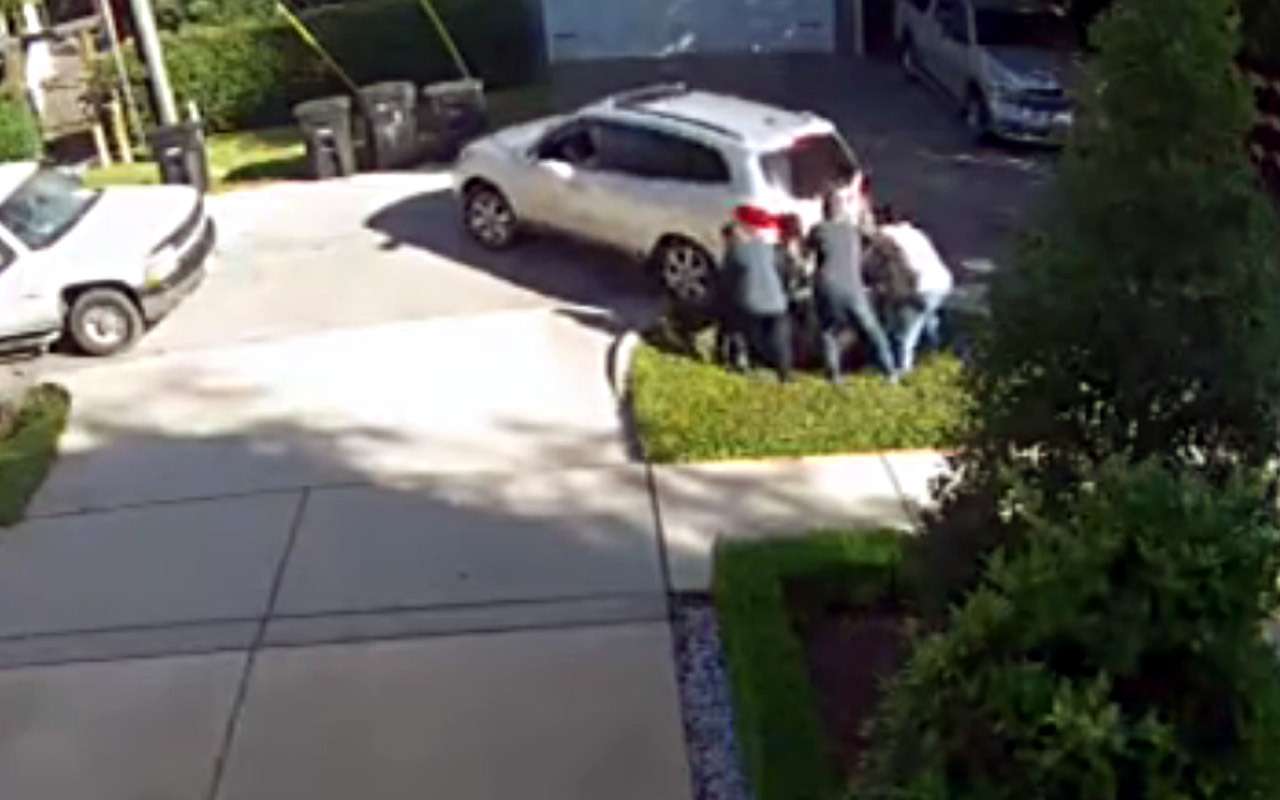 Трое смельчаков пришли на выручку несчастному автомобилю