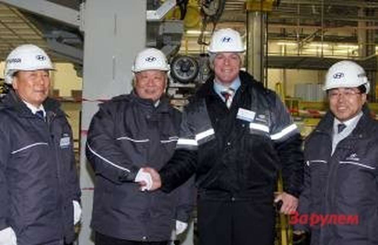 Чонг Монг-Ку (второй слева) встретился с рабочими и поставщиками, подчеркивая важность качественного управления заводом, начиная с закладки первого кирпича.