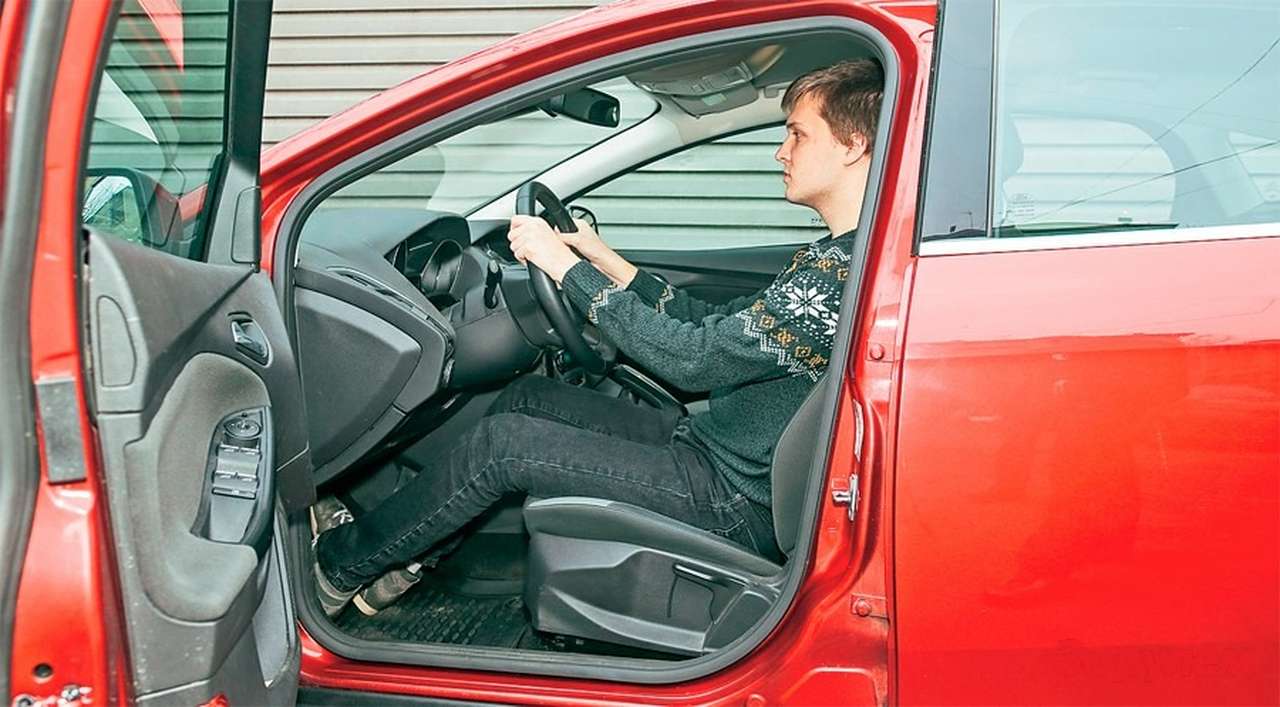 Вот она, правильная с точки зрения безопасности посадка. Уверяем, она и самая удобная: меньше утомляет в дальней дороге, к тому же разгружает спину.