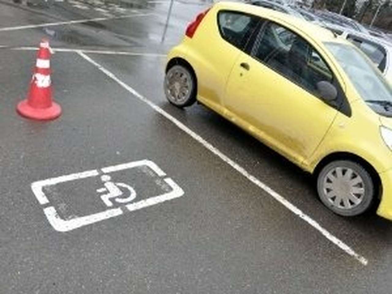 Штрафы за парковку на местах для инвалидов увеличили