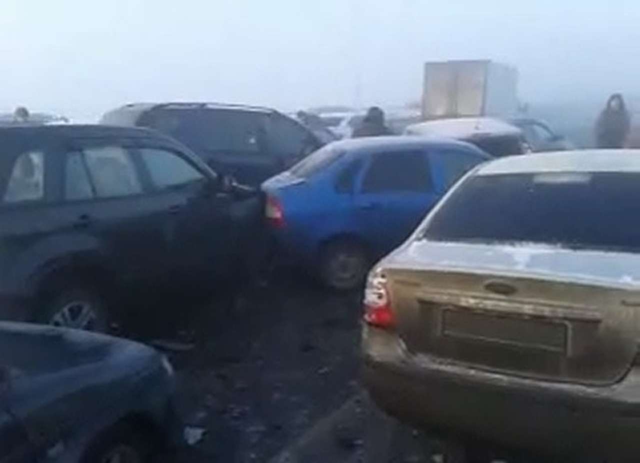 В Подмосковье из-за тумана столкнулись 30 автомобилей (ВИДЕО)