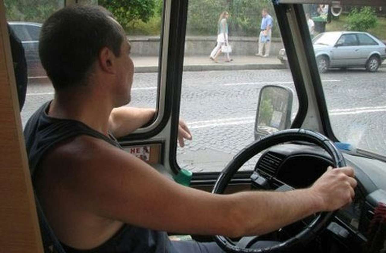 Водителей-иностранцев обязали пересдать ПДД