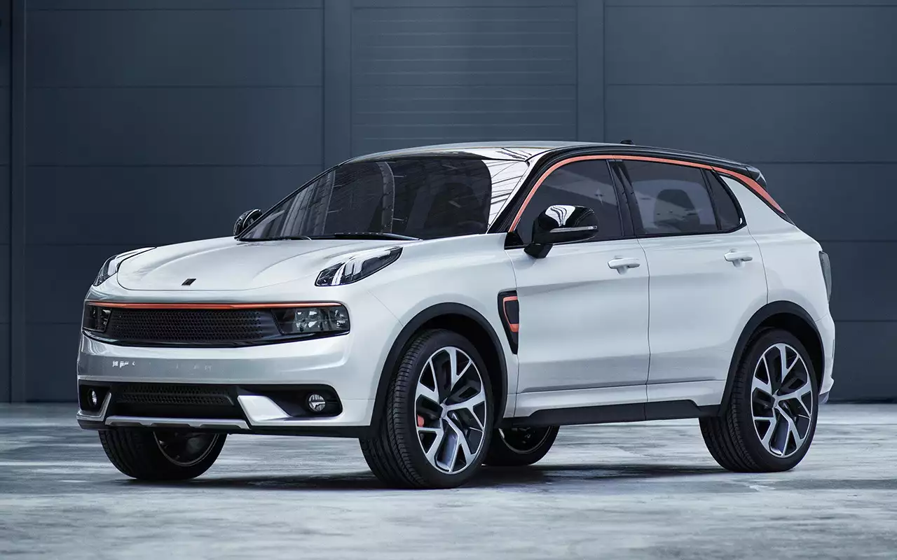 Link & Co 01. Марка Link & Co является дочерней для компании Geely – она специализируется на производстве гибридов и электромобилей. Дебютной ее моделью стал компактный кроссовер под незатейливым именем 01. Первое время он будет предлагаться с 2-литровым 190-сильным бензиновым турбомотором от Volvo (шведская марка принадлежит Geely). Привод – передний или полный. Причем в первом случае это означает наличие 6-ступенчатого автомата с гидротрансформатором, а во втором – 7-ступенчатого робота.