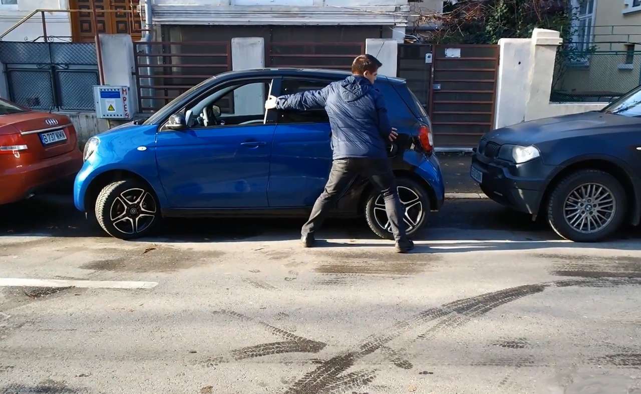 Водитель вручную паркует smart Forfour (ВИДЕО)