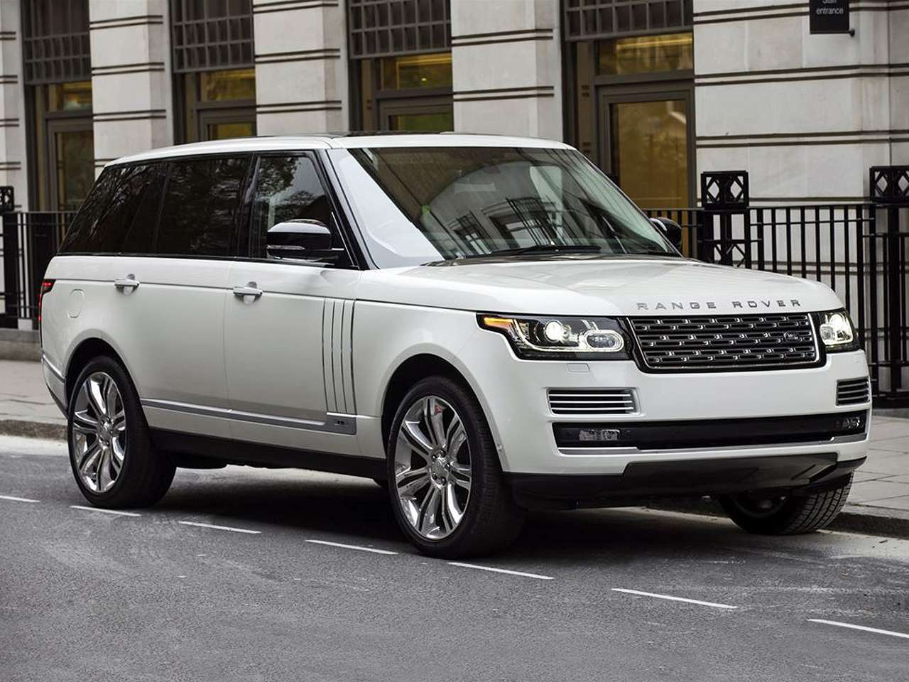  До России добрался удлиненный Range Rover
