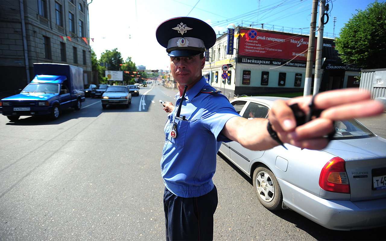 Жесты, применяемые сотрудниками ДПС при регулировании дорожного движения